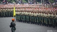Korps Kadet  melakukan defile  pada perayaan HUT TNI ke-80, di Lapangan Monas, Jakarta.Anggota kadet direkrut dari siswa SLTA dan sederajat.