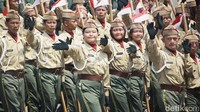 Korps Kadet  melakukan defile  pada perayaan HUT TNI ke-80, di Lapangan Monas, Jakarta.