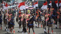 Komando Cadangan (Komcad) menunggang kuda saat  melakukan defile  pada perayaan HUT TNI ke-80, di Lapangan Monas, Jakarta.