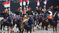 Komando Cadangan (Komcad) menunggang kuda saat  melakukan defile  pada perayaan HUT TNI ke-80, di Lapangan Monas, Jakarta.