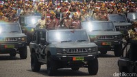 Legiun Veteran ikut  melakukan defile  pada perayaan HUT TNI ke-80, di Lapangan Monas, Jakarta.