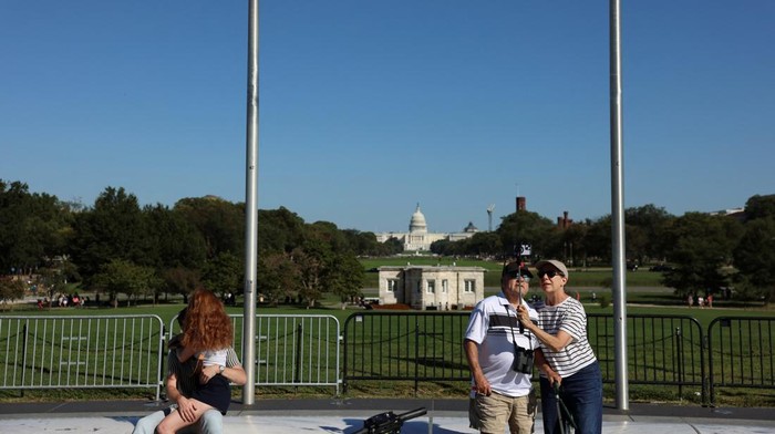 Penutupan sebagian pemerintahan Amerika Serikat (AS) memasuki hari keempat pada Sabtu (4/10/2025), sementara negosiasi antara Kongres dan Gedung Putih belum mencapai titik temu. Situasi ini membuat ribuan pegawai federal masih dirumahkan dan sejumlah layanan publik tetap tidak beroperasi. REUTERS/Anna Rose Layden