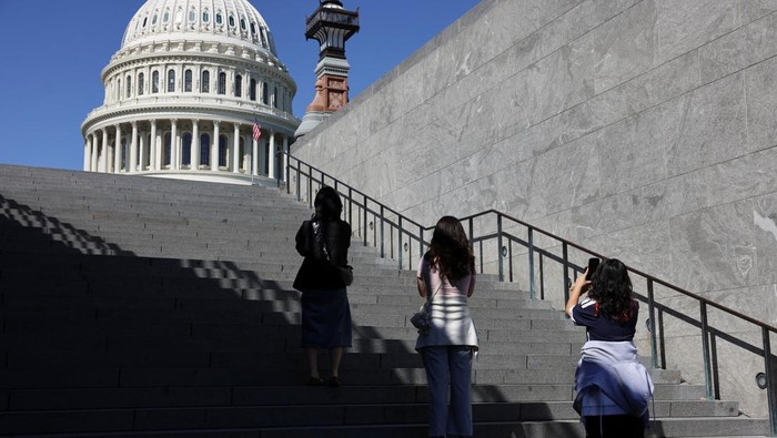 Shutdown Belum Berakhir, Pemerintah AS Lumpuh Hingga Hari Keempat Penutupan sebagian pemerintahan Amerika Serikat (AS) memasuki hari keempat pada Sabtu (4/10/2025), sementara negosiasi antara Kongres dan Gedung Putih belum mencapai titik temu. Situasi ini membuat ribuan pegawai federal masih dirumahkan dan sejumlah layanan publik tetap tidak beroperasi. REUTERS/Anna Rose Layden