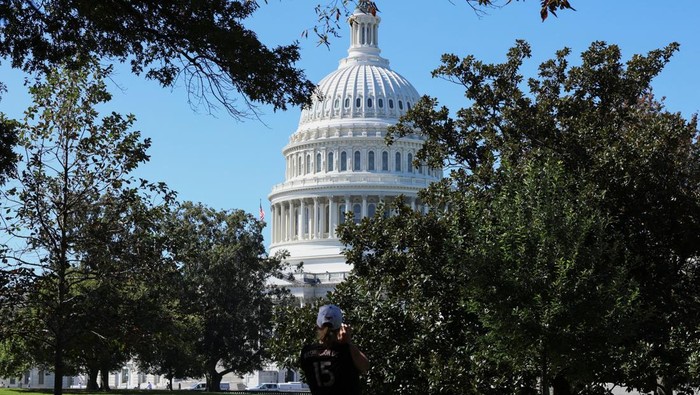 Penutupan sebagian pemerintahan Amerika Serikat (AS) memasuki hari keempat pada Sabtu (4/10/2025), sementara negosiasi antara Kongres dan Gedung Putih belum mencapai titik temu. Situasi ini membuat ribuan pegawai federal masih dirumahkan dan sejumlah layanan publik tetap tidak beroperasi. REUTERS/Anna Rose Layden