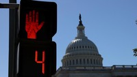 Kubah megah Gedung Capitol Amerika Serikat berdiri di bawah langit Washington, D.C, di tengah penutupan sebagian pemerintahan yang telah berlangsung empat hari. Pemandangan ikonik itu kini tampak sepi tanpa aktivitas seperti biasanya, mencerminkan mandeknya roda pemerintahan di pusat kekuasaan politik AS tersebut.