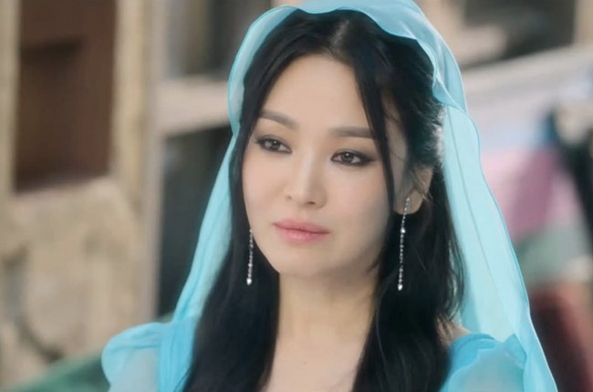 Dalam episode 10 Genie Make A Wish, Song Hye Kyo diceritakan sebagai jin cantik bernama Jinniya. Kemunculannya ditandai dengan adegan Ka Young (pemain Suzy) menggosok lampu ajaib, lalu muncul kupu-kupu beterbangan, berubah menjadi dirinya. Foto: dok. Netflix