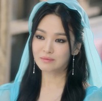 Dalam episode 10 Genie Make A Wish, Song Hye Kyo diceritakan sebagai jin cantik bernama Jinniya. Kemunculannya ditandai dengan adegan Ka Young (pemain Suzy) menggosok lampu ajaib, lalu muncul kupu-kupu beterbangan, berubah menjadi dirinya. Foto: dok. Netflix