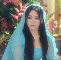 Yang menarik, karakter Song Hye Kyo, Jinniya diceritakan sebagai mantan kekasih dari roh jahat, Iblis (pemain Kim Woo Bin). Ia mengetahui keberadaan saudaranya juga masa lalu Ka Young. Foto: dok. Netflix