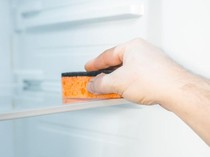 Spons Cuci Piring Juga Bisa untuk Bersihkan Kulkas, Begini Caranya