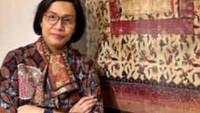 Sri Mulyani tak ketinggalan sejumlah hari istimewa dalam kalender Indonesia, misal Hari Batik pada Kamis (2/10/2025). Dalam postingannya, Sri Mulyani berpose dengan suami mengenakan atasan batik (dok Instagram smindrawati)