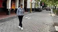 Lewat medsosnya, Sri Mulyani dengan gaya sporty casual menikmati jalanan Malioboro dan berpose di depan bangunan bersejarah. Salah satunya kantor Kedaulatan Rakyat dekat Malioboro yang kini jadi museum (dok. Instagram smindrawati)