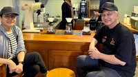 Selain jalan-jalan, Sri Mulyani dan suami tak lupa menikmati secangkir racikan kopi. Kali ini Sri Mulyani memilih dirty latte dari distilled milk dan double ristretto serta shotgan yaitu racikan espresso dengan air kelapa (degan) (dok Instagram smindrawati)