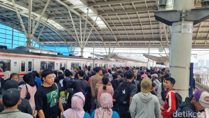 Stasiun Manggarai sempat dipadati warga yang hendak meramaikan HUT ke-80 TNI di Monas (Taufiq S/detikcom)