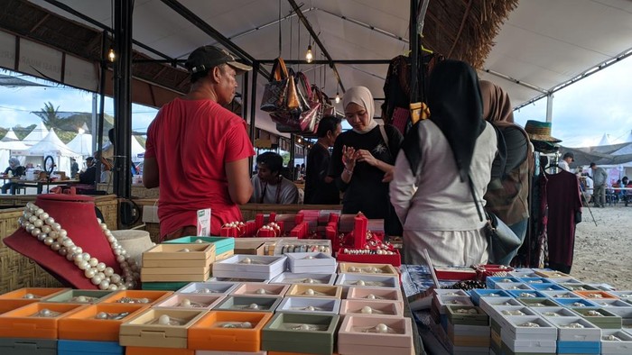 Suasana di salah satu stan UMKM area Lombok Sumbawa Fair di Sirkuit Mandalika, Minggu (5/10/2025). (Ahmad Viqi/detikBali)