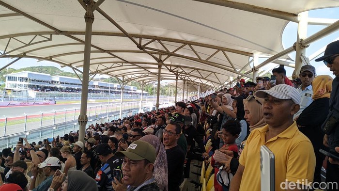 Suasana penonton di salah satu sudut tribun Sirkuit Mandalika, Lombok Tengah, NTB, Minggu (5/10/2025). (Foto: Ahmad Viqi/detikBali)