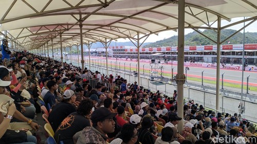 Suasana penonton di tribun saat balapan Moto2 di Sirkuit Mandalika, Lombok Tengah, NTB, Minggu (5/10/2025). (Foto: Ahmad Viqi/detikBali)