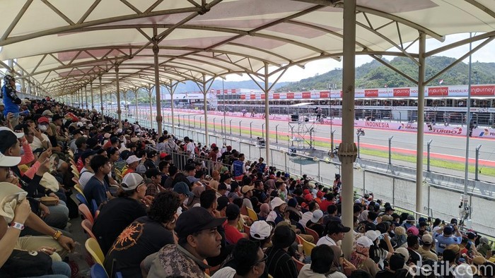 Suasana penonton di tribun saat balapan Moto2 di Sirkuit Mandalika, Lombok Tengah, NTB, Minggu (5/10/2025). (Foto: Ahmad Viqi/detikBali)