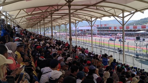 Suasana Penonton MotoGP 2025 di Sirkuit Mandalika, Minggu (5/10/2025). (Ahmad Viqi/detikBali)