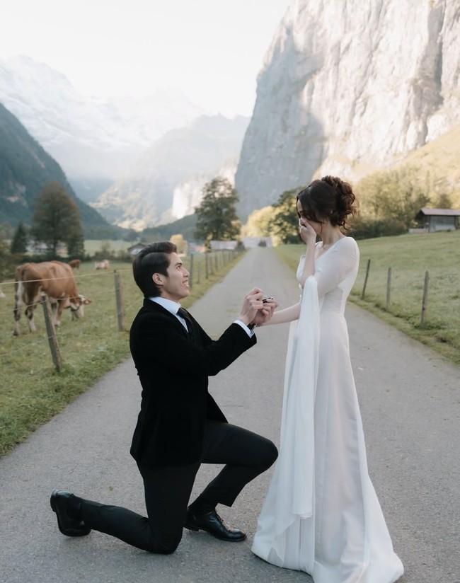 Kabar bahagia datang dari pasangan muda El Rumi dan Syifa Hadju. Setelah merayakan anniversary pertama mereka pada 2 Oktober 2025, keduanya kini resmi bertunangan.  Foto: dok. Instagram @syifahadju