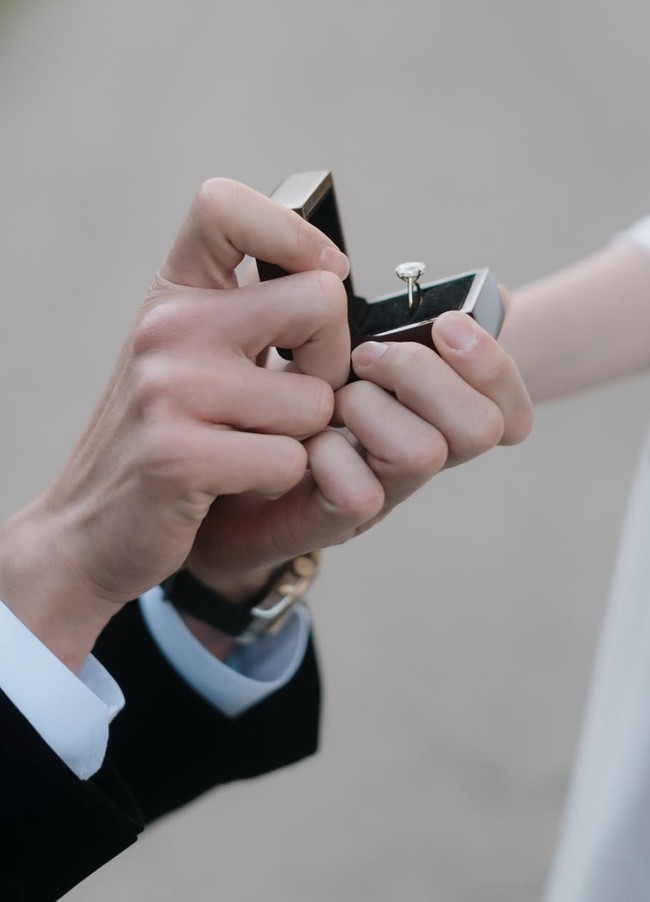 El kemudian menyematkan cincin berlian mewah berukuran besar di jari manis sang kekasih. Pertunangan ini menjadi lanjutan dari perayaan hari jadi pertama mereka. Sebagai hadiah spesial, El memberikan kalung Cartier Love Necklace yang ditaksir bernilai sekitar Rp 48 juta.  Foto: dok. Instagram @syifahadju