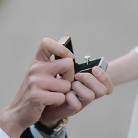 El kemudian menyematkan cincin berlian mewah berukuran besar di jari manis sang kekasih. Pertunangan ini menjadi lanjutan dari perayaan hari jadi pertama mereka. Sebagai hadiah spesial, El memberikan kalung Cartier Love Necklace yang ditaksir bernilai sekitar Rp 48 juta.  Foto: dok. Instagram @syifahadju