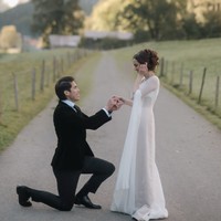 Dengan latar lembah hijau dan pegunungan berselimut salju, El Rumi terlihat berlutut di hadapan Syifa sambil memegang kotak cincin.  Foto: dok. Instagram @syifahadju