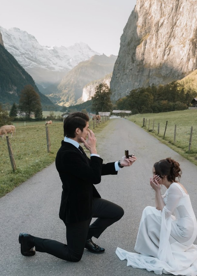 Momen haru pun tak terelakkan. El tampak menyeka air mata, sedangkan Syifa menutup mulutnya dengan ekspresi terkejut dan bahagia.  Foto: dok. Instagram @syifahadju