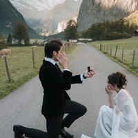 Momen haru pun tak terelakkan. El tampak menyeka air mata, sedangkan Syifa menutup mulutnya dengan ekspresi terkejut dan bahagia.  Foto: dok. Instagram @syifahadju