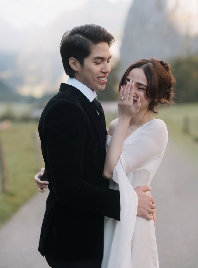 Dalam keterangan unggahan tersebut, Syifa menulis, “Di tempat yang selalu kuimpikan, aku mengatakan ‘iya’ untuk seseorang yang selalu terasa seperti rumah. Bismillah 🤍✨,” tulisnya. Foto: dok. Instagram @syifahadju