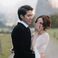 Dalam keterangan unggahan tersebut, Syifa menulis, “Di tempat yang selalu kuimpikan, aku mengatakan ‘iya’ untuk seseorang yang selalu terasa seperti rumah. Bismillah 🤍✨,” tulisnya. Foto: dok. Instagram @syifahadju