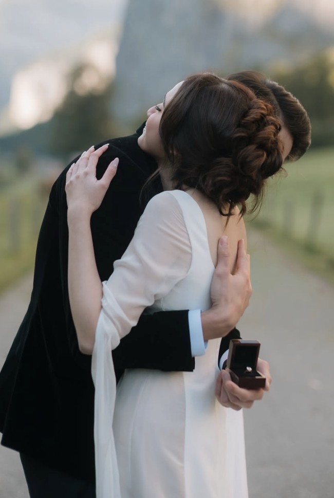 El Rumi melamar Syifa Hadju dengan cara romantis. Adik dari Al Ghazali itu melamar sang kekasih di  Lauterbrunnen, Swiss.  Potret pertunangan tersebut dibagikan melalui unggahan Instagram keduanya pada Sabtu (4/10/2025).  Foto: dok. Instagram @syifahadju