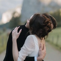 El Rumi melamar Syifa Hadju dengan cara romantis. Adik dari Al Ghazali itu melamar sang kekasih di  Lauterbrunnen, Swiss.  Potret pertunangan tersebut dibagikan melalui unggahan Instagram keduanya pada Sabtu (4/10/2025).  Foto: dok. Instagram @syifahadju