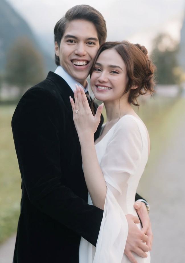 Musisi 26 tahun itu tampil gagah dalam setelan tuksedo hitam, sementara Syifa tampak menawan dalam gaun putih panjang berdetail elegan lengkap dengan veil yang menjuntai lembut. Foto: dok. Instagram @syifahadju