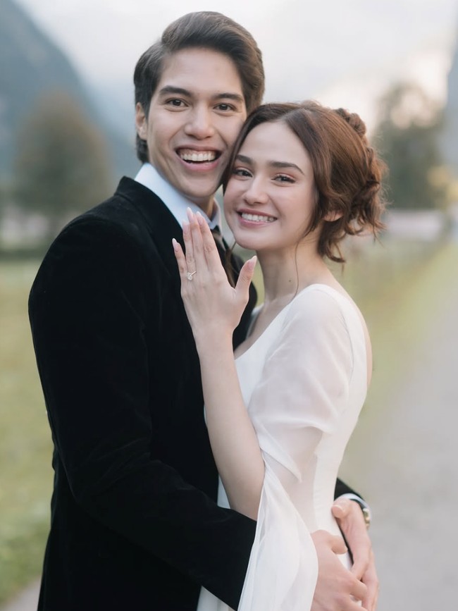 Foto: Syifa Hadju Dilamar El Rumi di Swiss dengan Cincin Berlian Mewah