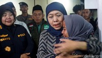 Khofifah yang berada di lokasi tampak terharu melihat kesedihan para keluarga korban. Ia bahkan memeluk salah satu ibu korban yang menangis histeris sambil berusaha menenangkannya