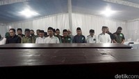Setelah disalatkan di RS Bhayangkara, peti jenazah dibawa menggunakan ambulans menuju rumah duka masing-masing.
