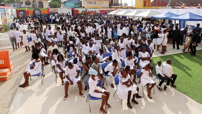 Suasana duka mendalam menyelimuti pemakaman korban serangan pesawat tak berawak (drone) di Port-au-Prince, Haiti, Sabtu (4/10/2025). Isak tangis keluarga dan kerabat pecah saat peti jenazah para korban diturunkan ke liang lahat. REUTERS/Egeder Pq Fildor