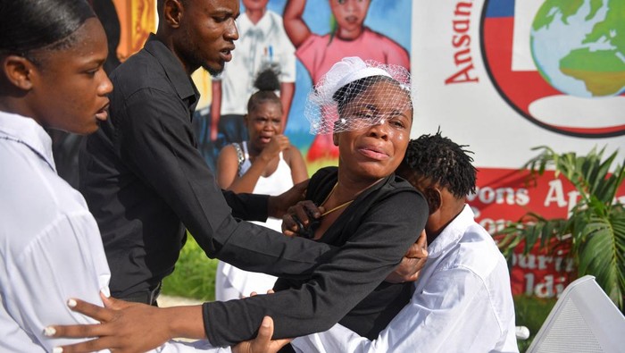 Suasana duka mendalam menyelimuti pemakaman korban serangan pesawat tak berawak (drone) di Port-au-Prince, Haiti, Sabtu (4/10/2025). Isak tangis keluarga dan kerabat pecah saat peti jenazah para korban diturunkan ke liang lahat. REUTERS/Egeder Pq Fildor