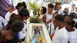 Tangis Haru Warnai Pemakaman Korban Serangan Drone di Haiti