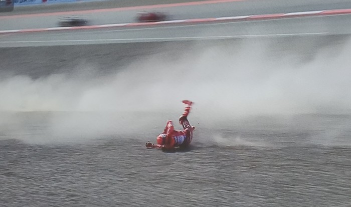 Tangkapan layar saat Marc Marquez terjatuh akibat crash dalam race final MotoGP di Sirkuit Mandalika, Lombok Tengah, NTB, Minggu (5/10/2025). (Foto: Edi Suryansyah/detikBali)