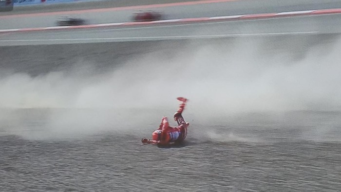 Tangkapan layar saat Marc Marquez terjatuh akibat crash dalam race final MotoGP di Sirkuit Mandalika, Lombok Tengah, NTB, Minggu (5/10/2025). (Foto: Edi Suryansyah/detikBali)