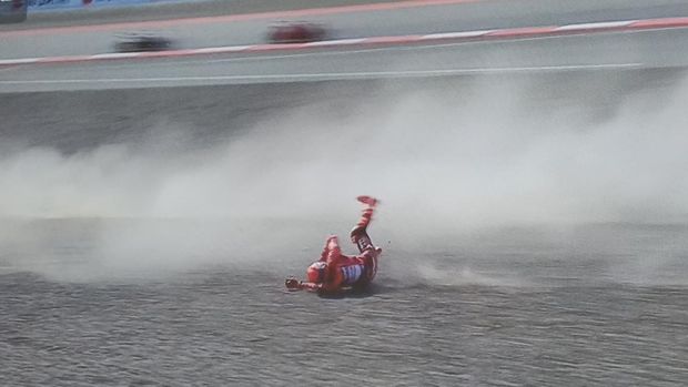 Tangkapan layar saat Marc Marquez terjatuh akibat crash dalam race final MotoGP di Sirkuit Mandalika, Lombok Tengah, NTB, Minggu (5/10/2025). (Foto: Edi Suryansyah/detikBali)