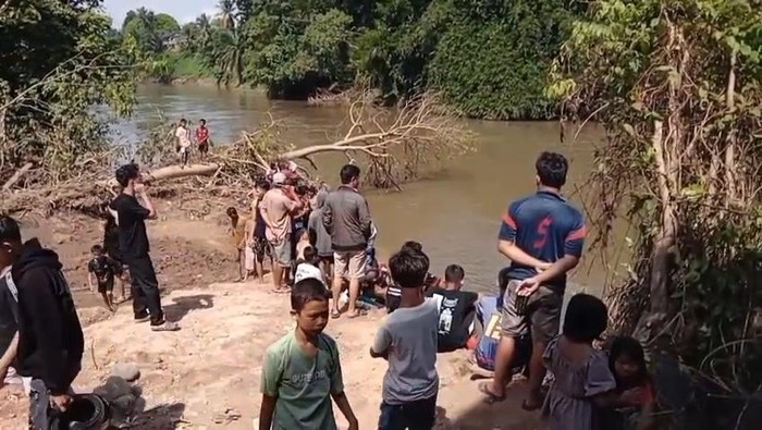 Polisi dan warga mencari pelajar SMA yang tenggelam di Sungai Beliti