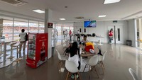 Di ruangan VIP Deluxe ini juga disediakan banyak layar televisi, sehingga tidak perlu khawatir ketinggalan aksi pebalap saat melakoni latihan bebas, kualifikasi, hingga balapan sprint dan balapan utama. Foto: Luthfi Anshori/detikOto