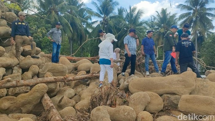 Tim dari Balai Pelestarian Kebudayaan (BPK) Wilayah XVIII melakukan observasi di lokasi temuan bebatuan disebut mirip dolmen di Polman.