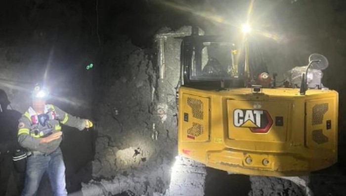 Tim Tanggap Darurat PT Freeport
Indonesia (PTFI) pada hari ini, Minggu, 5
Oktober 2025, telah menemukan dan
mengevakuasi 3 (tiga) jenazah rekan kerja
dari lokasi insiden luncuran material basah
di Tambang Bawah Tanah Grasberg Block
Cave (GBC).