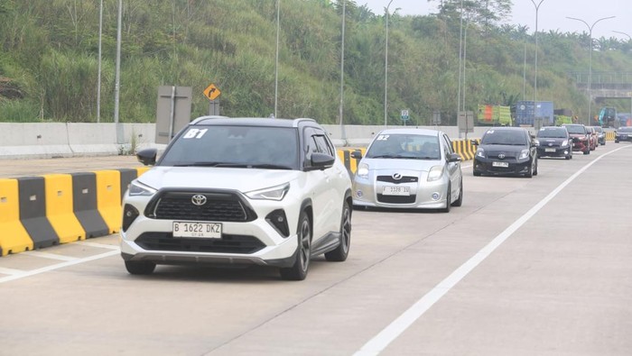 TYCI adu irit Yaris Cross Hybrid