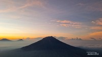 Pemandangan Gunung Sumbing yang terlihat dari Gunung Sindoro, Jawa Tengah