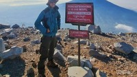 Puncak Sindoro 3153 MDPL dengan Pemandangan Gunung Sumbing