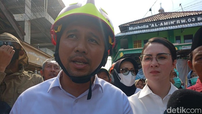 Wagub Jatim Emil Dardak bersama sang istri Arumi Bachsin saat meninjau langsung evakuasi ambruknya bangunan Ponpes Al Khoziny